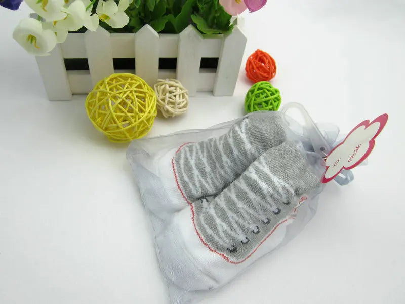 Sommar mjuka baby pojkar flickor strumpor babykläder accessoarer tossor golv spädbarnsstrumpor hemkläder 1 par = 2 st xks14
