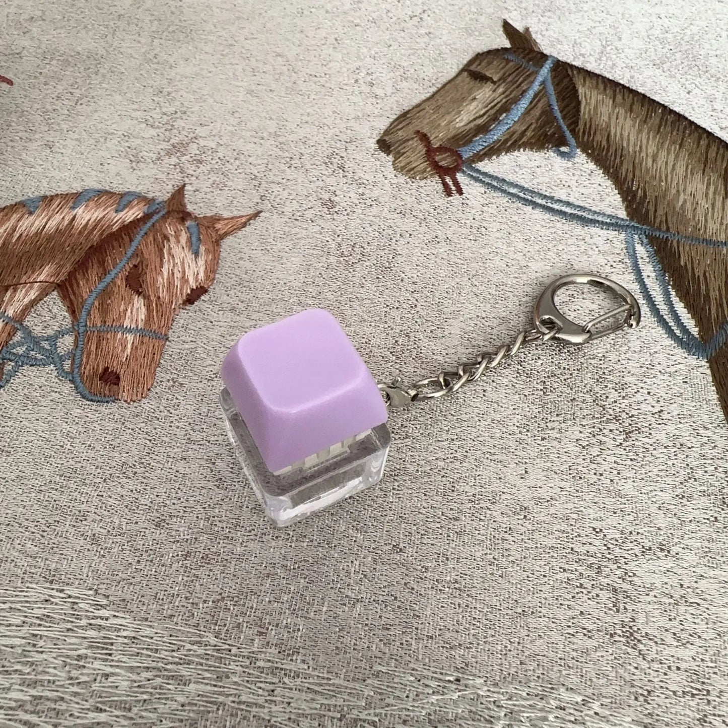 Ny Stress Ångest Lindring Tangentbord Nyckelring Fyrfingerknapp för Kontor Hem Vuxna Barn Dekompression Klicker Heta Gadget Presenter