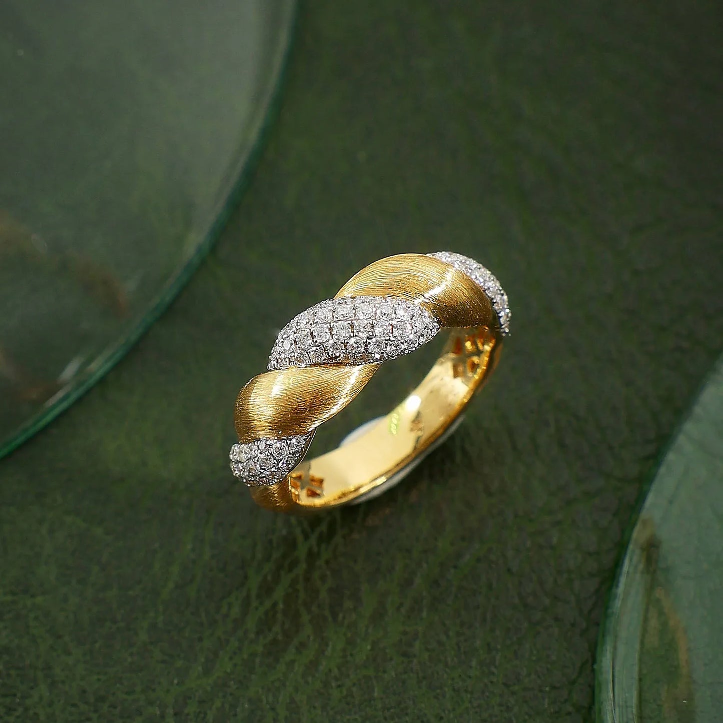 Foydjew italienska retro smycken pläterade 18K guldfärgade ringar inlagda hel zirkon röd emalj twist ring för kvinnor bankett accessoarer