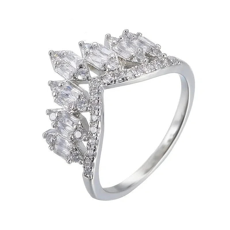 Huitan Chic Kronformade Kvinnor Ringar Lyxiga Silverfärgade Belagda Kristaller Cubic Zirconia Bröllopsfest Modesmycken Fancy Present