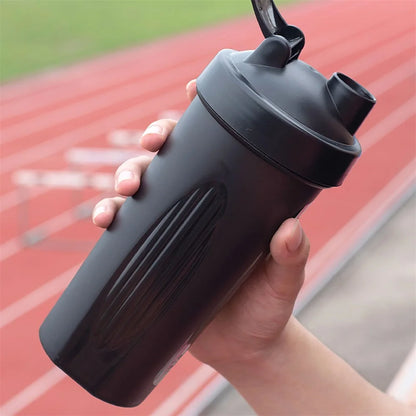 Bärbar 1-pack proteinshaker 600 ml fitnessflaska med vispboll för fitnessentusiaster, perfekt för utomhusgym