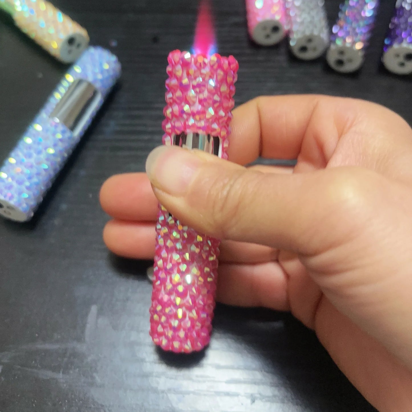 Lyxig mini uppblåsbar tändare med strass, vindtät metall, rosa låga, bärbar tändare för män och kvinnor, små verktyg