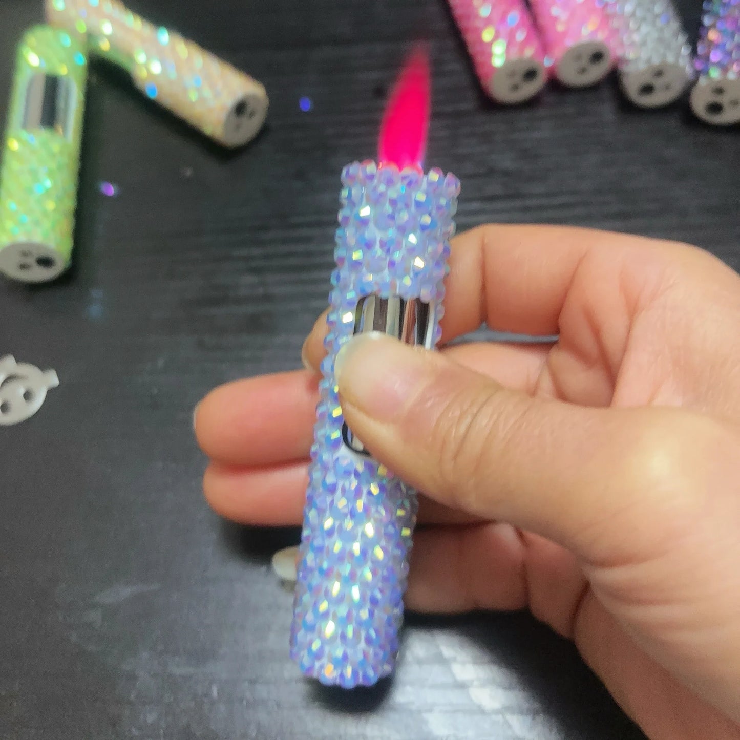 Lyxig mini uppblåsbar tändare med strass, vindtät metall, rosa låga, bärbar tändare för män och kvinnor, små verktyg