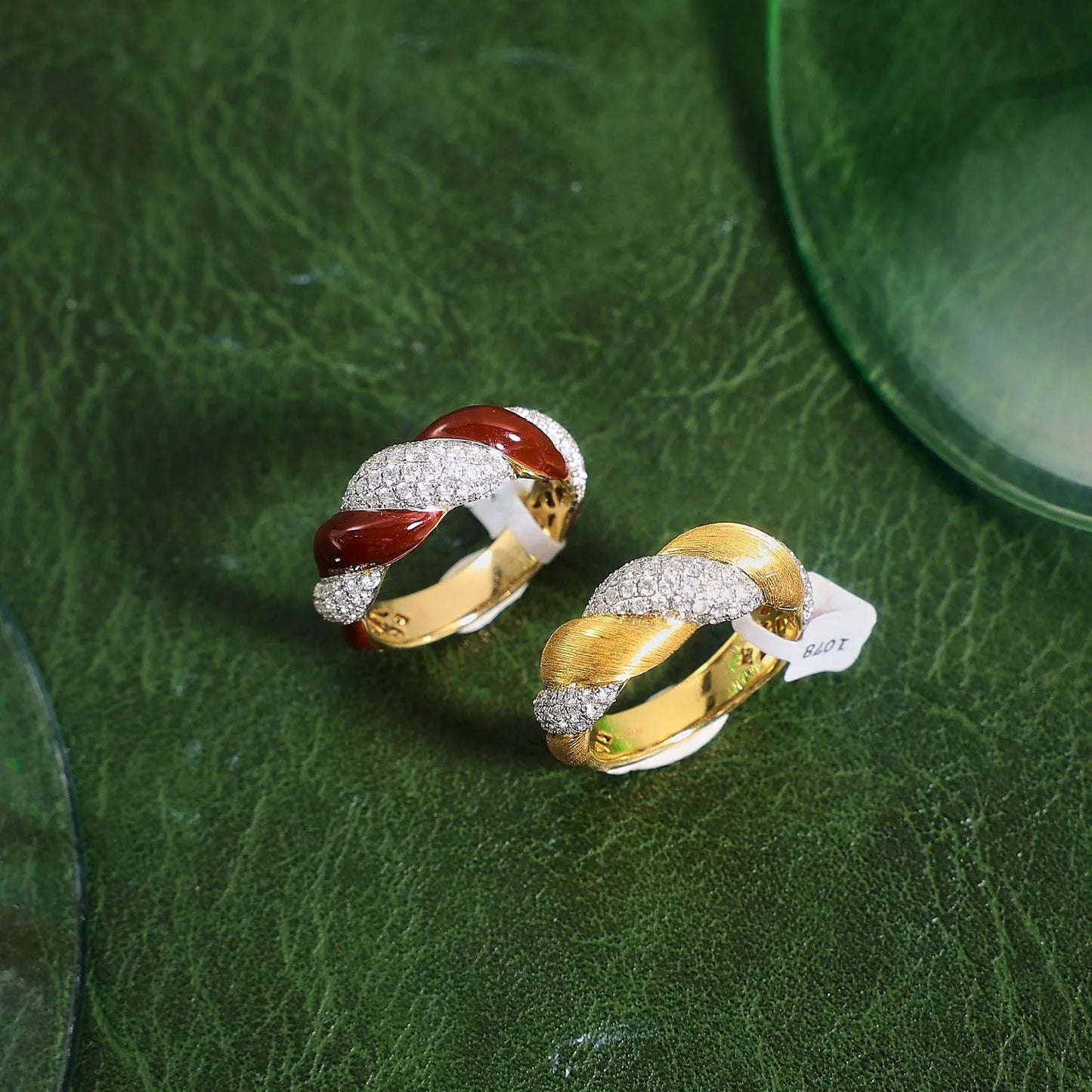 Foydjew italienska retro smycken pläterade 18K guldfärgade ringar inlagda hel zirkon röd emalj twist ring för kvinnor bankett accessoarer