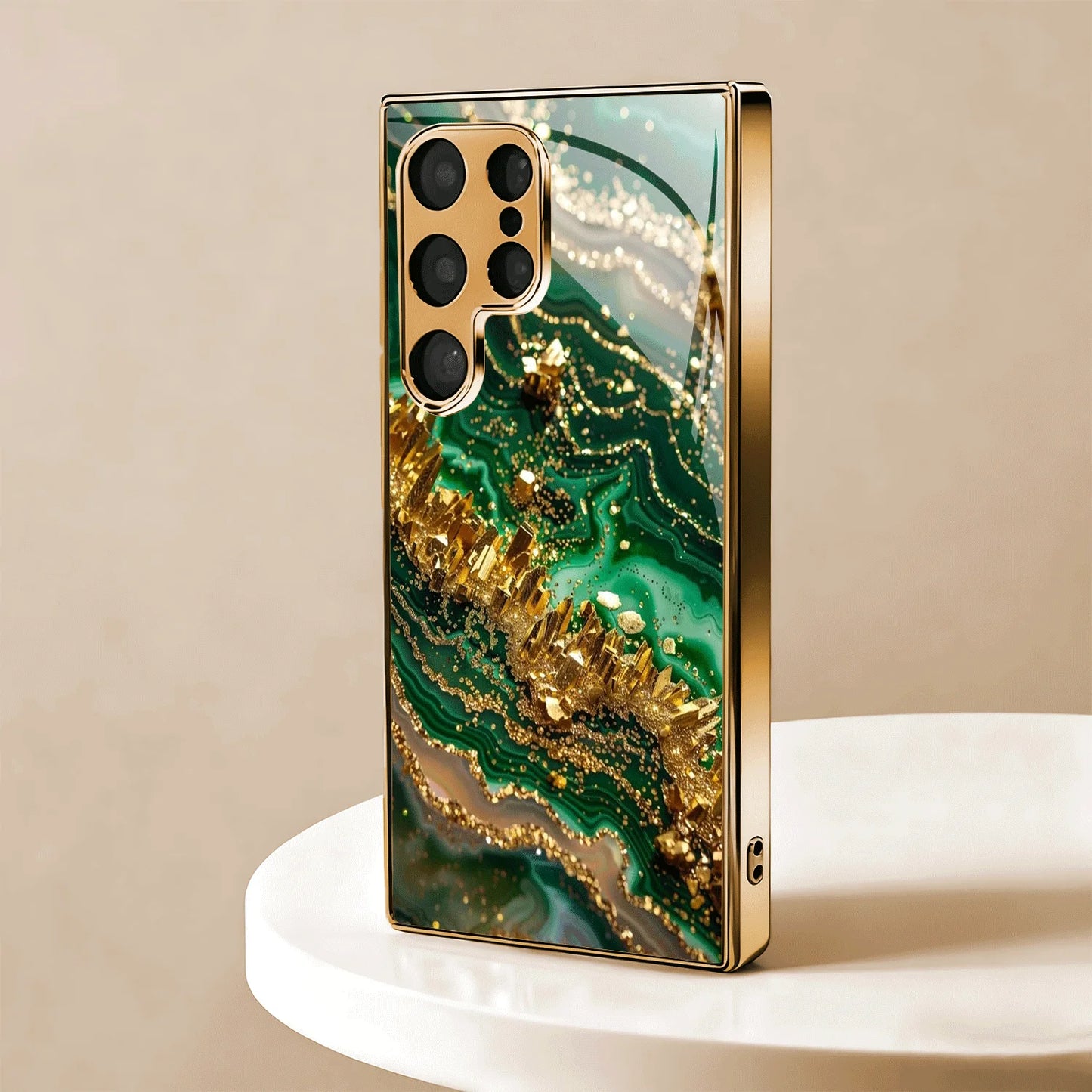 Guldpläterat mobilskal i härdat glas, kompatibelt med Galaxy S26, S25, S24, S23 och S22 Ultra Plus. Har ett texturerat mönster i grönt guld.