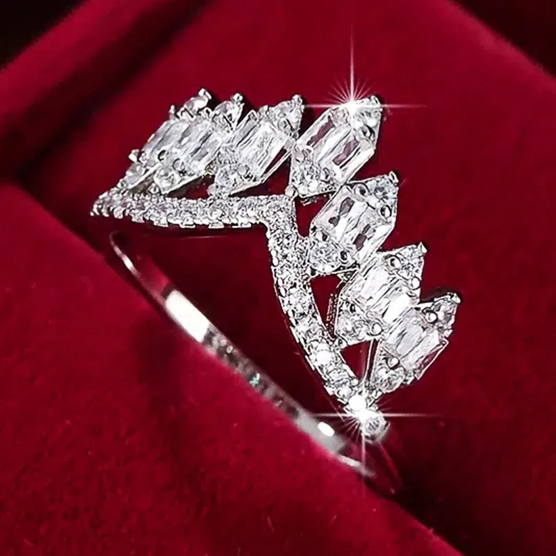 Huitan Chic Kronformade Kvinnor Ringar Lyxiga Silverfärgade Belagda Kristaller Cubic Zirconia Bröllopsfest Modesmycken Fancy Present