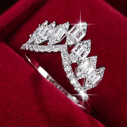 Huitan Chic Kronformade Kvinnor Ringar Lyxiga Silverfärgade Belagda Kristaller Cubic Zirconia Bröllopsfest Modesmycken Fancy Present