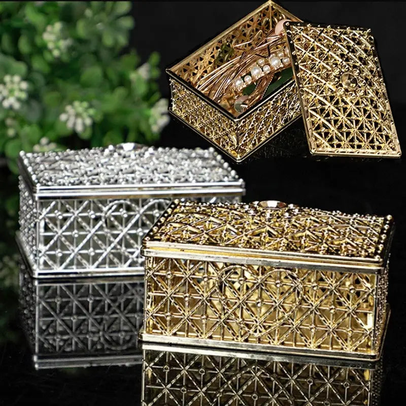 2 st mini smyckeskrin för skattförvaring med silverfärgade ihåliga blommönster för halsband, örhängen och ringar K-