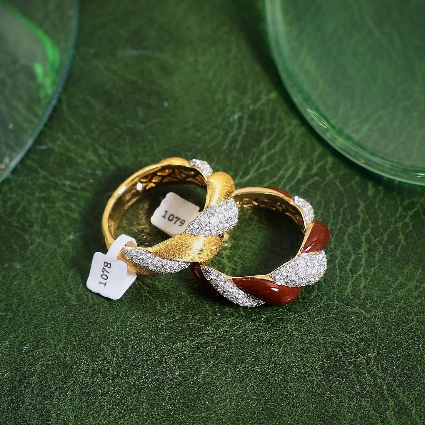 Foydjew italienska retro smycken pläterade 18K guldfärgade ringar inlagda hel zirkon röd emalj twist ring för kvinnor bankett accessoarer