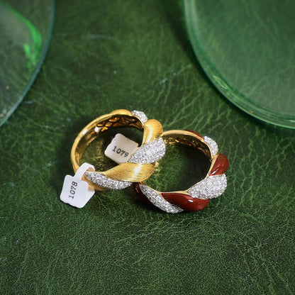 Foydjew italienska retro smycken pläterade 18K guldfärgade ringar inlagda hel zirkon röd emalj twist ring för kvinnor bankett accessoarer