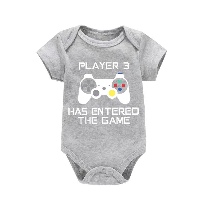PLAYER 3 Nyfödd Romper Casual Kortärmad Baby Pojke Kläder Bodysuits Tecknade Grafik Småbarn Flickor Jumpsuits