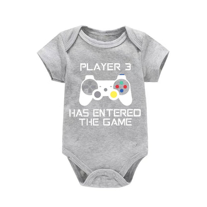 PLAYER 3 Nyfödd Romper Casual Kortärmad Baby Pojke Kläder Bodysuits Tecknade Grafik Småbarn Flickor Jumpsuits