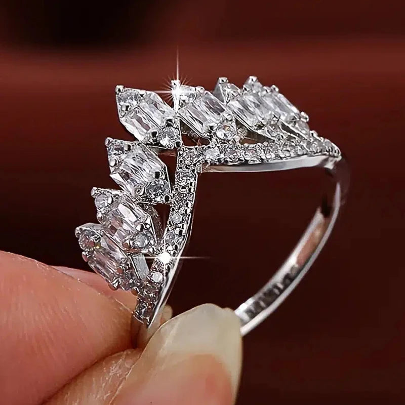 Huitan Chic Kronformade Kvinnor Ringar Lyxiga Silverfärgade Belagda Kristaller Cubic Zirconia Bröllopsfest Modesmycken Fancy Present