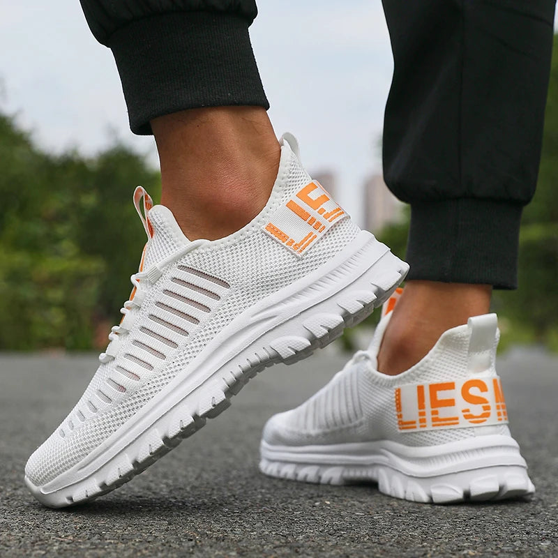 Halkfria herrsneakers sommar, bekväma, andningsbara löparskor för par, dam, tenis-sportsko, vita promenadskor för män