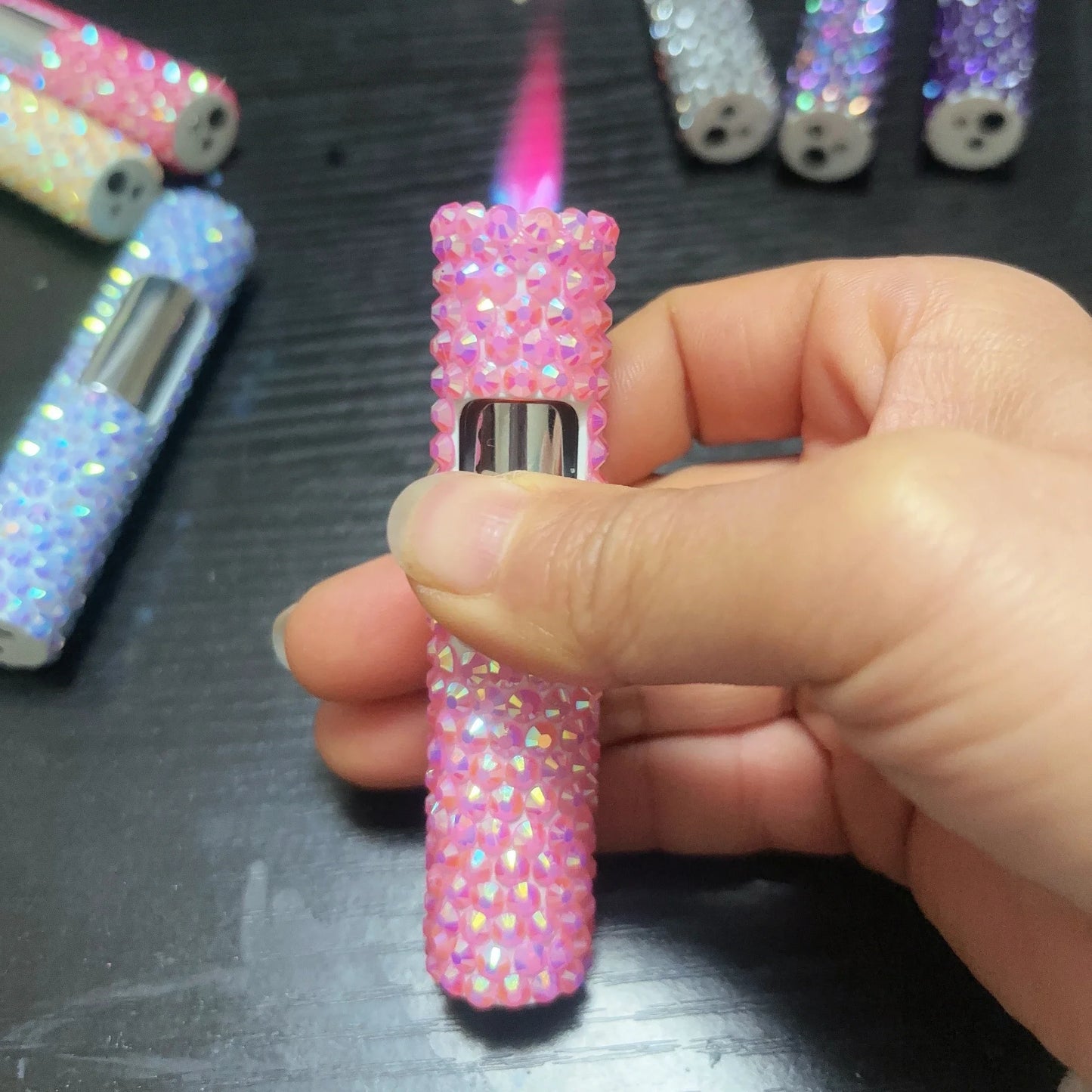 Lyxig mini uppblåsbar tändare med strass, vindtät metall, rosa låga, bärbar tändare för män och kvinnor, små verktyg