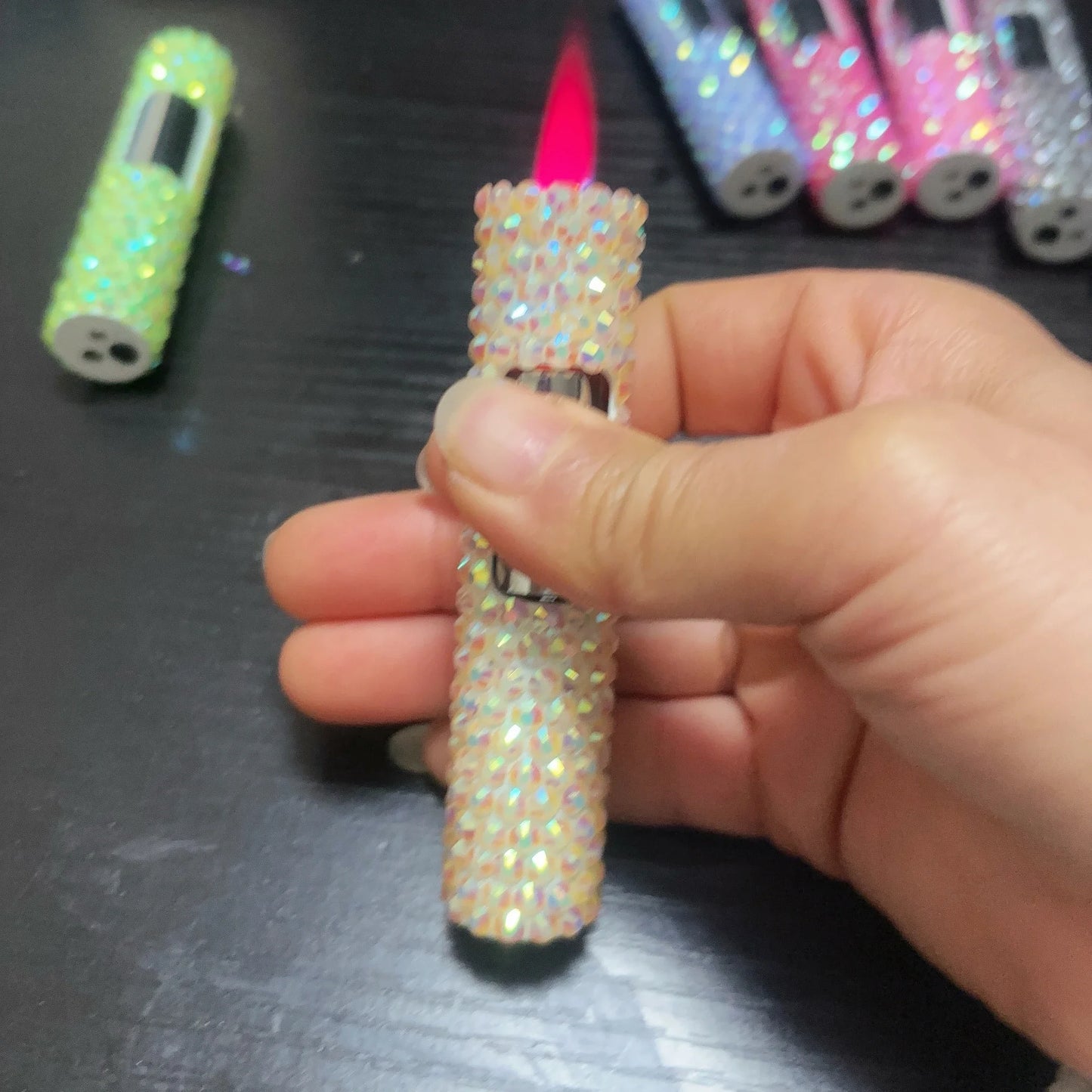 Lyxig mini uppblåsbar tändare med strass, vindtät metall, rosa låga, bärbar tändare för män och kvinnor, små verktyg