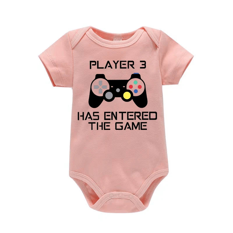 PLAYER 3 Nyfödd Romper Casual Kortärmad Baby Pojke Kläder Bodysuits Tecknade Grafik Småbarn Flickor Jumpsuits