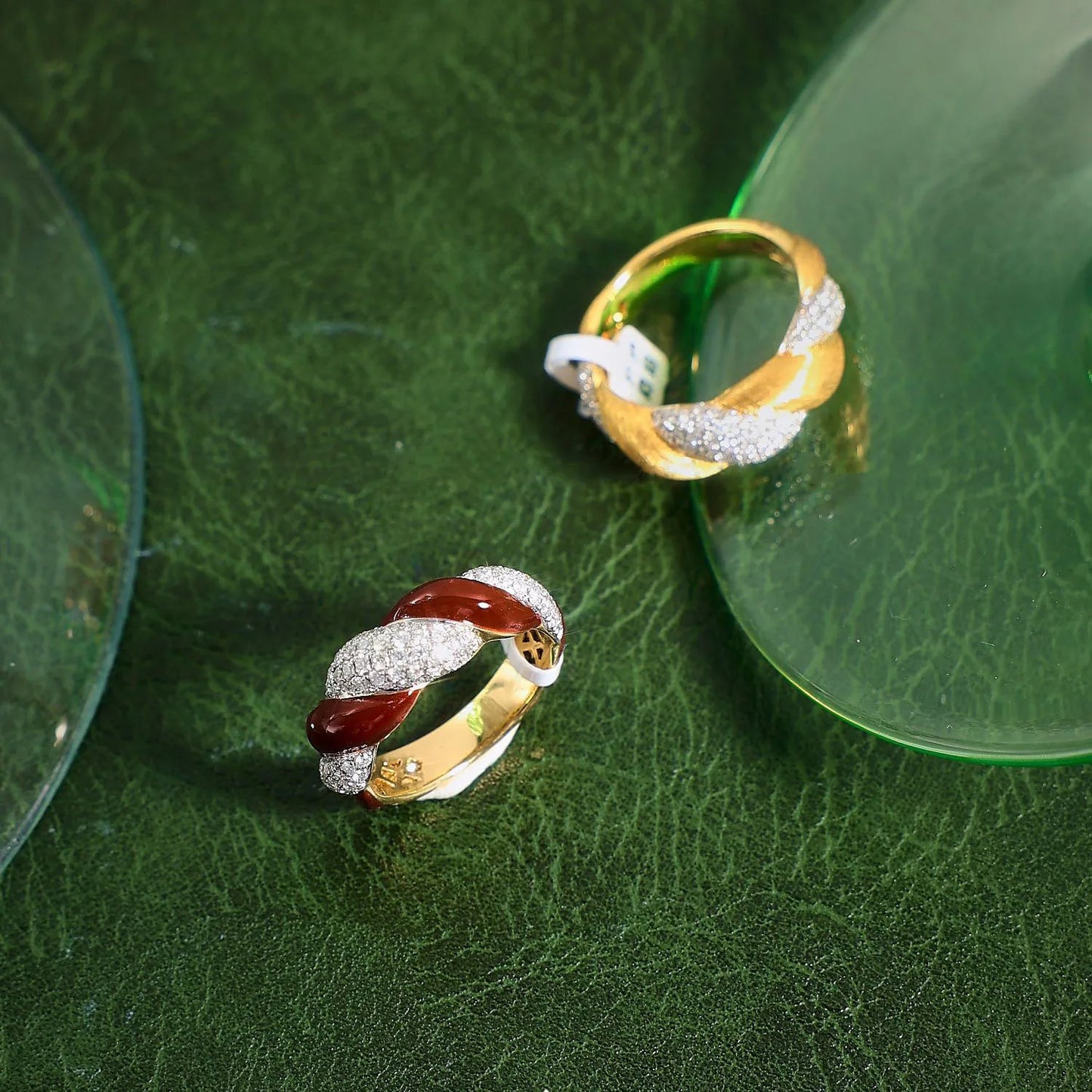 Foydjew italienska retro smycken pläterade 18K guldfärgade ringar inlagda hel zirkon röd emalj twist ring för kvinnor bankett accessoarer