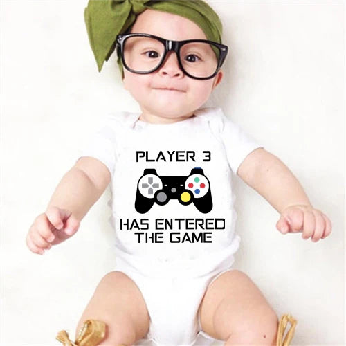 PLAYER 3 Nyfödd Romper Casual Kortärmad Baby Pojke Kläder Bodysuits Tecknade Grafik Småbarn Flickor Jumpsuits