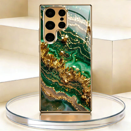 Guldpläterat mobilskal i härdat glas, kompatibelt med Galaxy S26, S25, S24, S23 och S22 Ultra Plus. Har ett texturerat mönster i grönt guld.