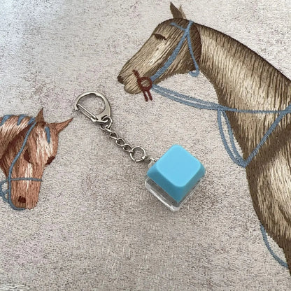 Ny Stress Ångest Lindring Tangentbord Nyckelring Fyrfingerknapp för Kontor Hem Vuxna Barn Dekompression Klicker Heta Gadget Presenter
