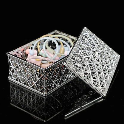 2 st mini smyckeskrin för skattförvaring med silverfärgade ihåliga blommönster för halsband, örhängen och ringar K-