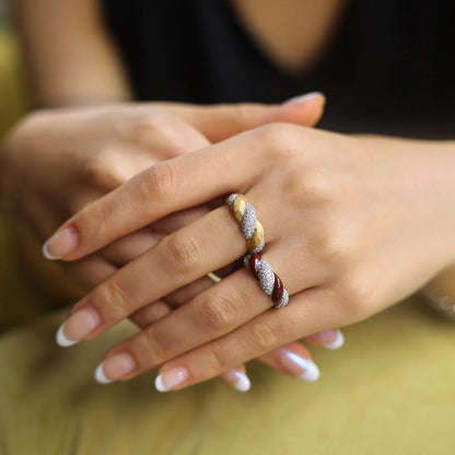Foydjew italienska retro smycken pläterade 18K guldfärgade ringar inlagda hel zirkon röd emalj twist ring för kvinnor bankett accessoarer