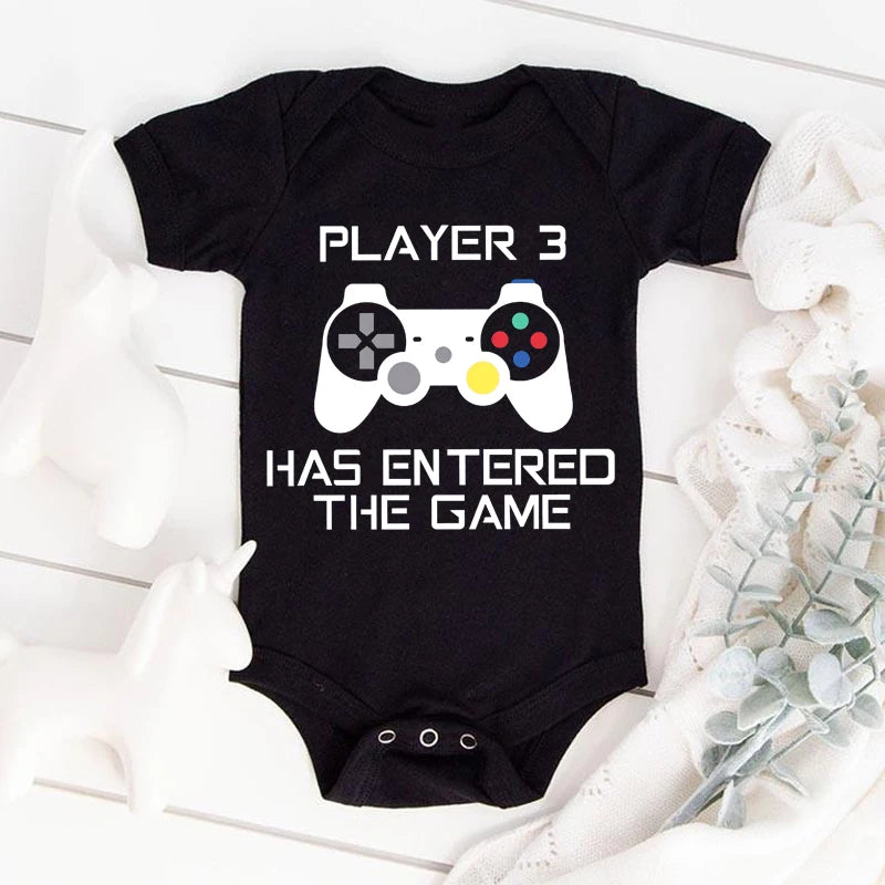 PLAYER 3 Nyfödd Romper Casual Kortärmad Baby Pojke Kläder Bodysuits Tecknade Grafik Småbarn Flickor Jumpsuits