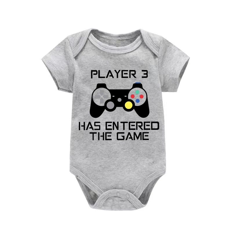 PLAYER 3 Nyfödd Romper Casual Kortärmad Baby Pojke Kläder Bodysuits Tecknade Grafik Småbarn Flickor Jumpsuits