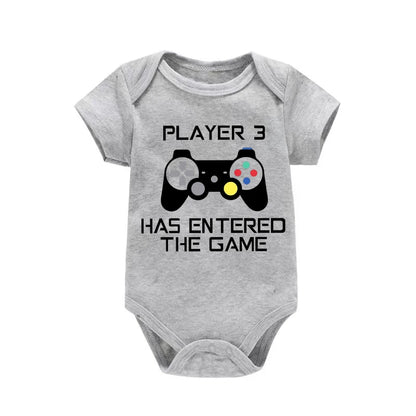 PLAYER 3 Nyfödd Romper Casual Kortärmad Baby Pojke Kläder Bodysuits Tecknade Grafik Småbarn Flickor Jumpsuits