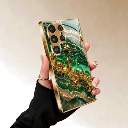 Guldpläterat mobilskal i härdat glas, kompatibelt med Galaxy S26, S25, S24, S23 och S22 Ultra Plus. Har ett texturerat mönster i grönt guld.