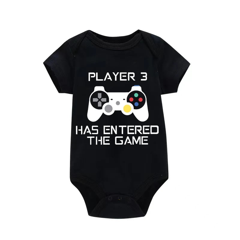 PLAYER 3 Nyfödd Romper Casual Kortärmad Baby Pojke Kläder Bodysuits Tecknade Grafik Småbarn Flickor Jumpsuits