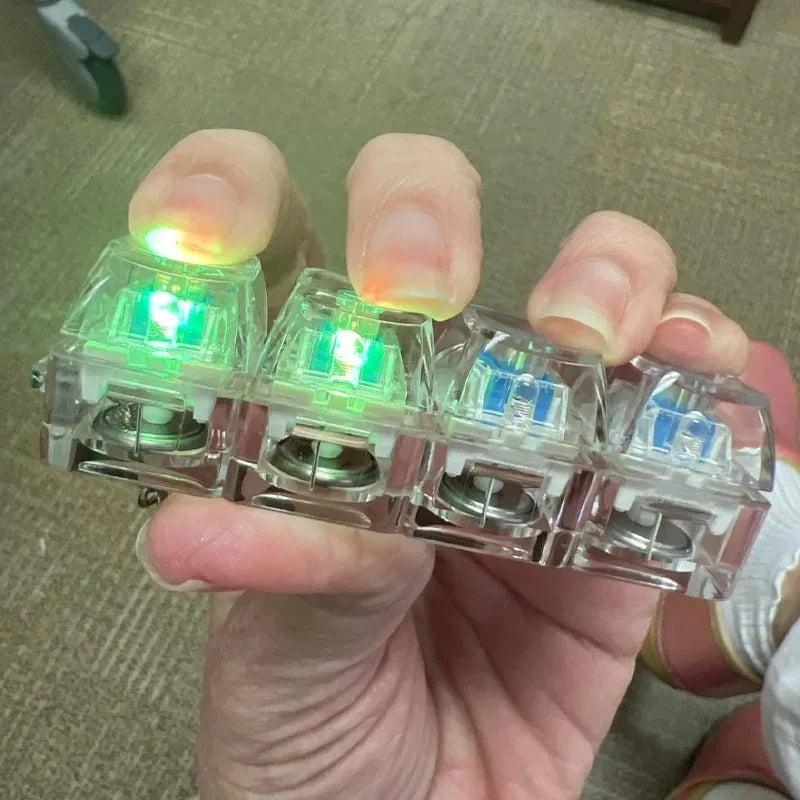 Ny Stress Ångest Lindring Tangentbord Nyckelring Fyrfingerknapp för Kontor Hem Vuxna Barn Dekompression Klicker Heta Gadget Presenter