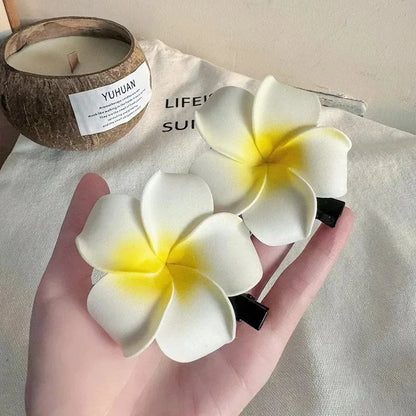 2/20 st strandhårspännen 6/7 cm frangipani för flygiga hårstrån, fräsch sommarlook, realistiska blomsterdesigner för kvinnor