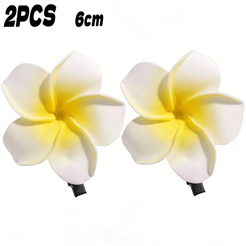 2/20 st strandhårspännen 6/7 cm frangipani för flygiga hårstrån, fräsch sommarlook, realistiska blomsterdesigner för kvinnor