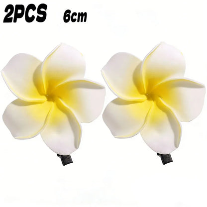 2/20 st strandhårspännen 6/7 cm frangipani för flygiga hårstrån, fräsch sommarlook, realistiska blomsterdesigner för kvinnor