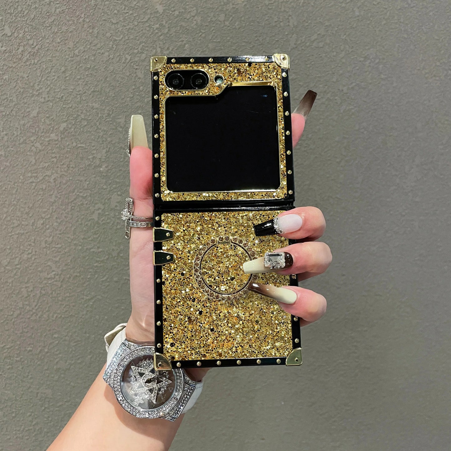 Fyrkantigt mobilskal i läder med glittrande guldfärgade strassimitationer för Samsung Galaxy Z Flip 8, 6, 5, 4, 3, Flip 7 och FE, med glänsande ringhållare