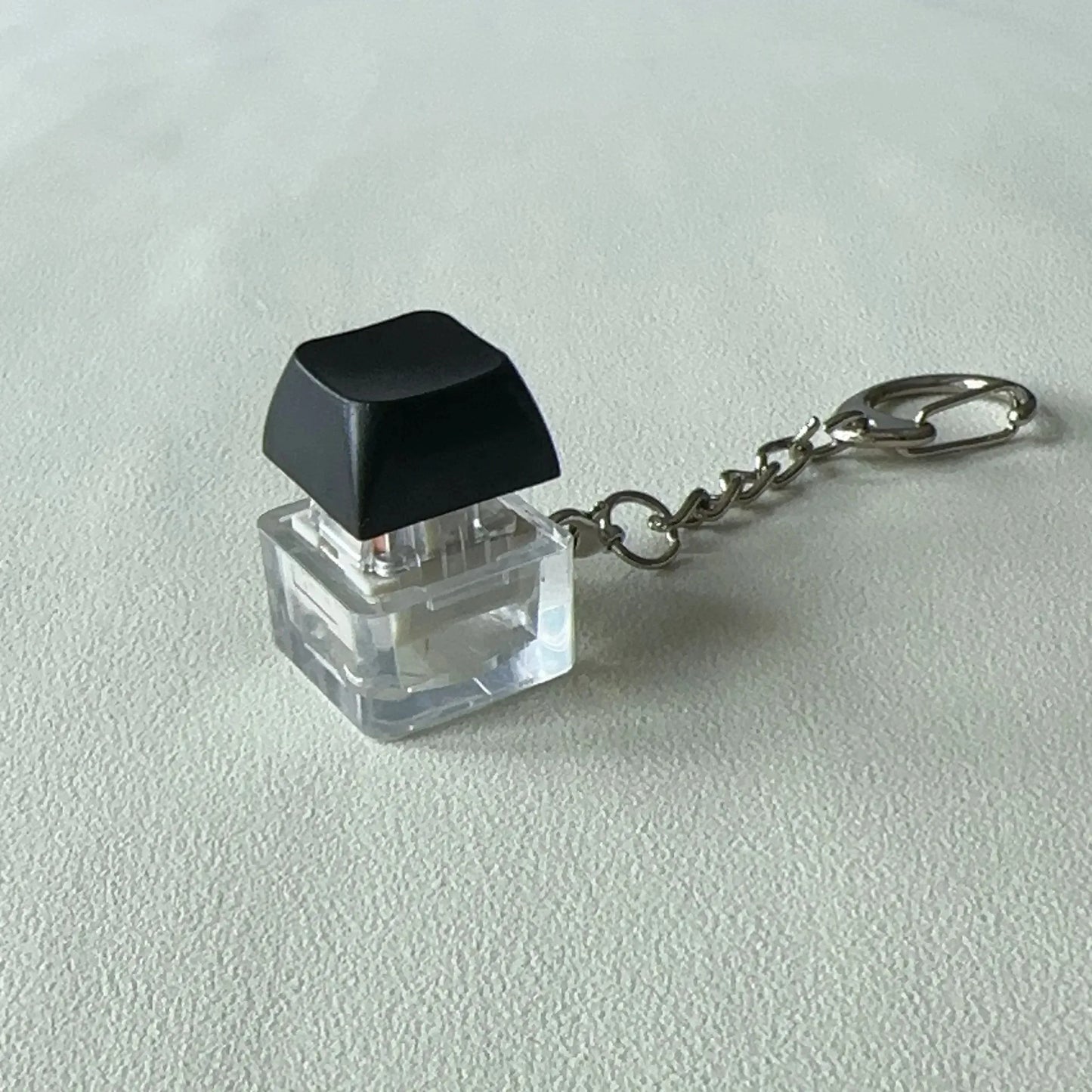 Ny Stress Ångest Lindring Tangentbord Nyckelring Fyrfingerknapp för Kontor Hem Vuxna Barn Dekompression Klicker Heta Gadget Presenter