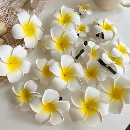 2/20 st strandhårspännen 6/7 cm frangipani för flygiga hårstrån, fräsch sommarlook, realistiska blomsterdesigner för kvinnor