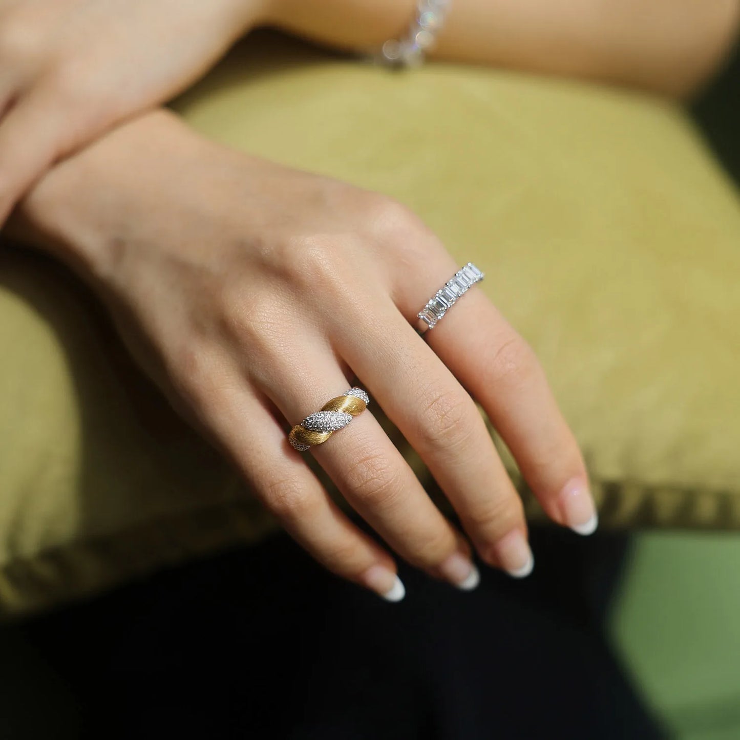 Foydjew italienska retro smycken pläterade 18K guldfärgade ringar inlagda hel zirkon röd emalj twist ring för kvinnor bankett accessoarer