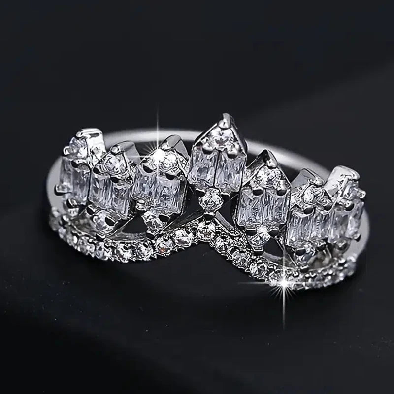 Huitan Chic Kronformade Kvinnor Ringar Lyxiga Silverfärgade Belagda Kristaller Cubic Zirconia Bröllopsfest Modesmycken Fancy Present