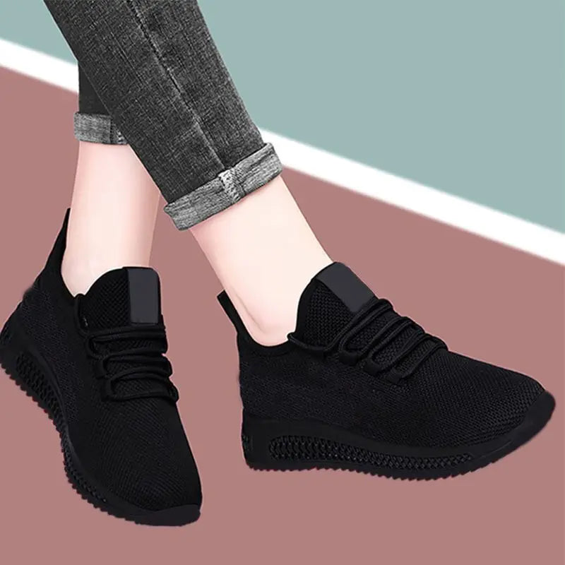 Damskor Andningsbara Halkfria Platåskor Moderiktiga Nya Casualskor Koreanska Löparskor Svarta Sneakers Skor för Dam 2024 Höst