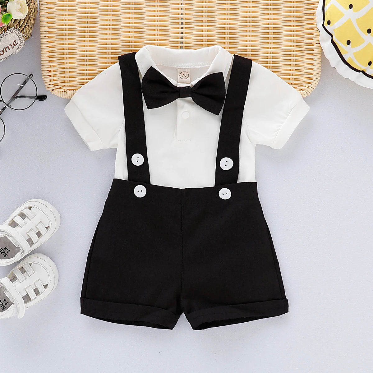 Mini Gentleman Outfit Nyfödd Baby Pojke Formella Dräkter Kortärmad Tröja Med Rosett + Sparkdräkt Korta Byxor Sommarmode 2 Delar Set