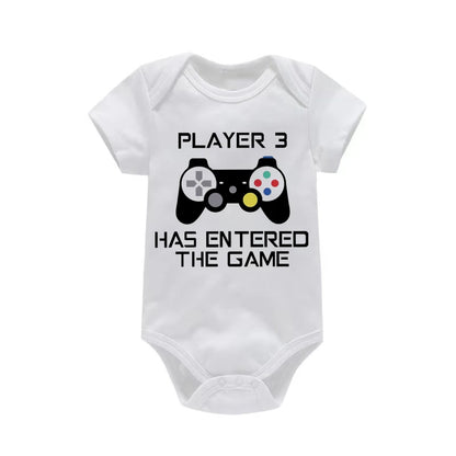 PLAYER 3 Nyfödd Romper Casual Kortärmad Baby Pojke Kläder Bodysuits Tecknade Grafik Småbarn Flickor Jumpsuits