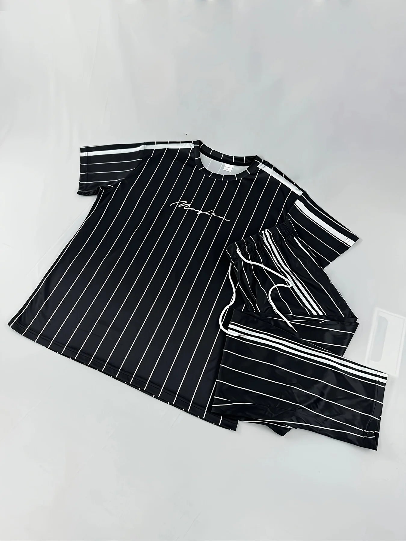 Ett nytt streetwear-set för män för sommaren 2025 med enkla, avslappnade, trendiga, sportiga och bekväma vertikala 3D-bokstäver