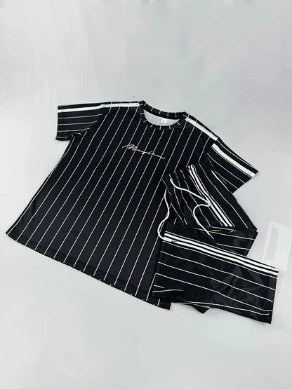 Ett nytt streetwear-set för män för sommaren 2025 med enkla, avslappnade, trendiga, sportiga och bekväma vertikala 3D-bokstäver