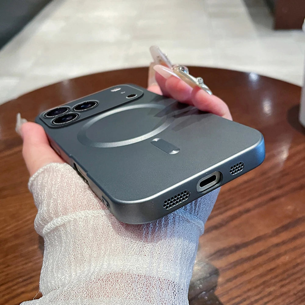 Magnetiskt laddningsfodral i metallicfärgen Desert Gold för iPhone 17, 16, 15, 14, 13, 12, 11, Pro Max och Air – mjukt fodral med fina hål för MagSafe