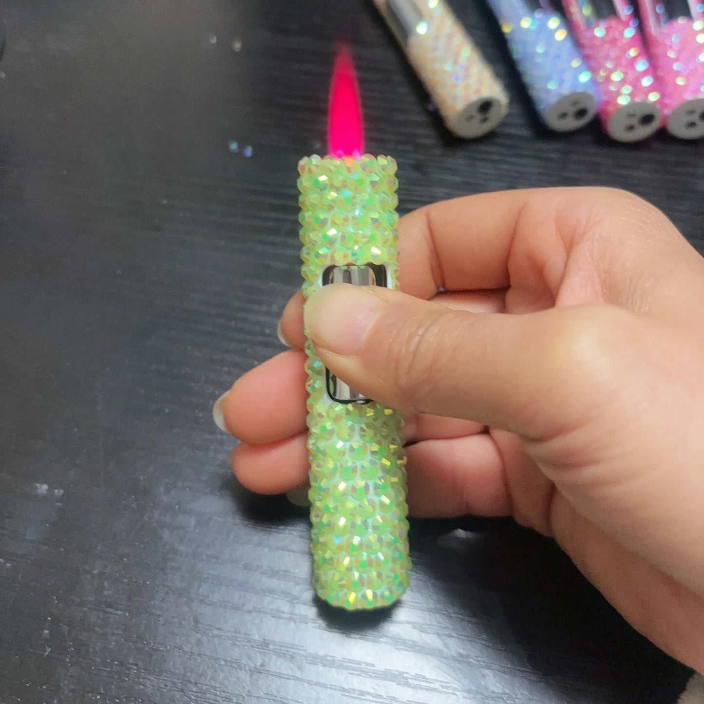Lyxig mini uppblåsbar tändare med strass, vindtät metall, rosa låga, bärbar tändare för män och kvinnor, små verktyg