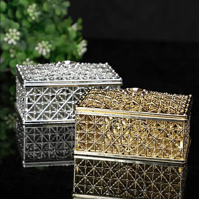 2 st mini smyckeskrin för skattförvaring med silverfärgade ihåliga blommönster för halsband, örhängen och ringar K-