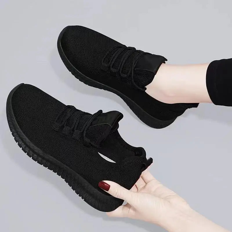 Damskor Andningsbara Halkfria Platåskor Moderiktiga Nya Casualskor Koreanska Löparskor Svarta Sneakers Skor för Dam 2024 Höst